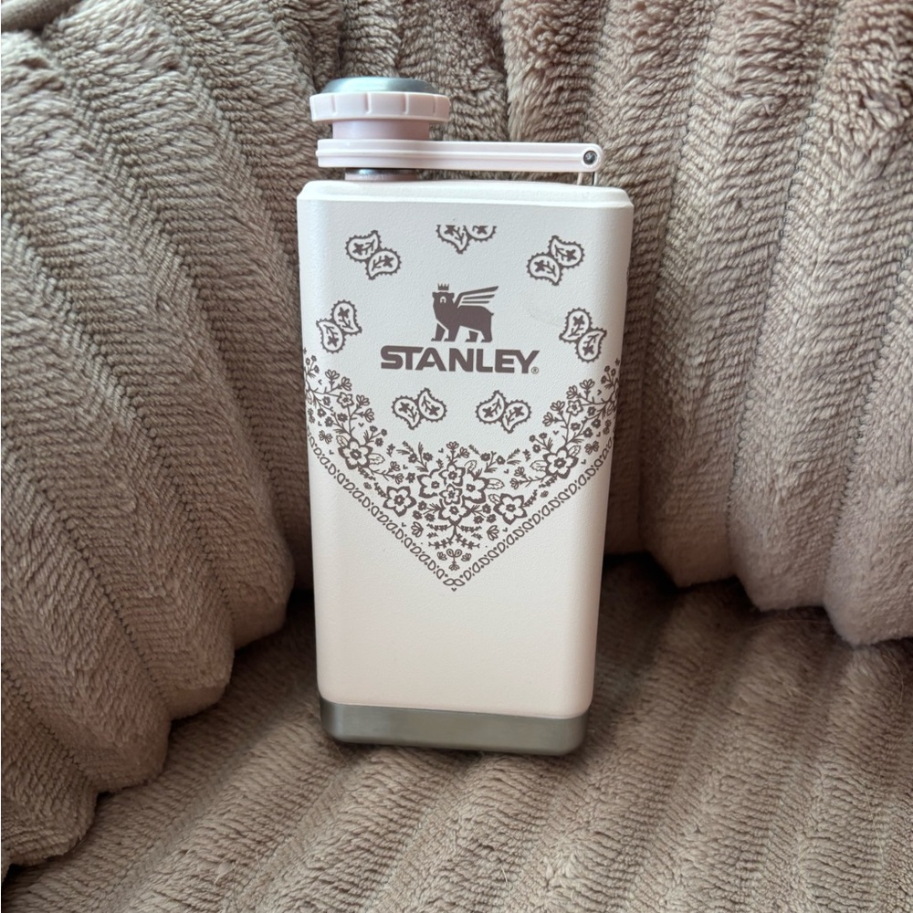 Stanley Mesa Rose Collection. The adventure pre party 8ox flask